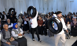 Düğünde sıra dışı takı: Damat için lastik ve motor yağı getirdiler