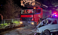 İki araç kafa kafaya çarpıştı: 2’si ağır 3 yaralı