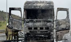 İstanbul’da bariyerlere çarpan tır yandı