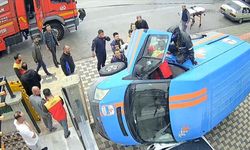 Korkutan kaza kamerada! Kargo aracı otomobilin üzerine devrildi...