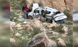 Uçuruma yuvarlanan araçtan atlayarak kurtuldular