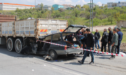 Kayseri’de kamyon altına giren otomobilde anne hayatını kaybetti, oğlu ağır yaralı