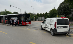 Kural ihlali kaza getirdi: Metrobüsteki 13 yolcu yaralandı