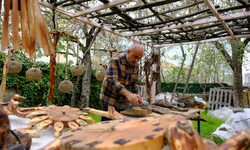 Ormandan topladığı ağaçları sanat eserine dönüştürüyor