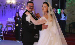 Düğün masrafını böyle karşıladı: Reklam panosu gibi damatlık sosyal medyayı salladı