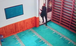 Camideki bağış kutusunu boşaltan şahıs yakayı ele verdi