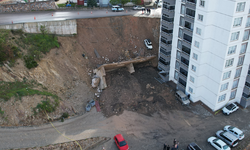 Tokat’ta istinat duvarı çöktü: Park halindeki araç sürüklendi