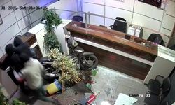 Döviz bürosuna film gibi soygun: Hırsızlar kepengi cip ile kırıp içeri girdiler! İşte o anlar...