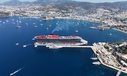 Dev kruvaziyer Scarlet Lady Bodrum’a yanaştı