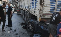 Tıra ok gibi saplandı: Sürücü hayatını kaybetti... İzmir'deki feci kaza kamerada!