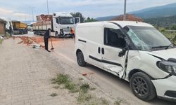 Kameralara yansıyan kaza ucuz atlatıldı: Tır, yola kayan kamyonete çarptı