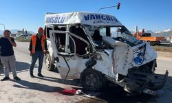 Hakkari'de feci kaza! Yolcu minibüsü ile kamyon çarpıştı: 3 ölü, 2 yaralı