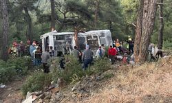İzmir'de işçi servisi şarampole devrildi: 22 yaralı