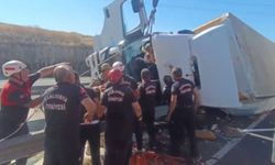 Devrilen tırda sıkışan sürücüyü ekipler kurtardı