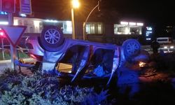 Motosiklet ile çarpışan otomobil takla atarak ters döndü: 1'i ağır 4 yaralı