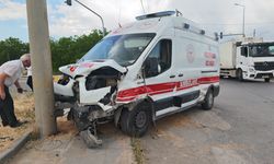 Kavşakta feci çarpışma! Ambulans ve otomobil birbirine girdi: 10 yaralı