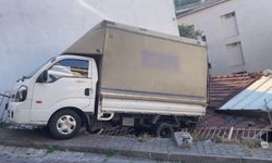 Kağıthane’de geri kayan kamyonet evin çatısına düştü