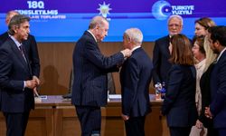 AK Parti’ye katılan Keşan Belediye Başkanı’nın rozetini Cumhurbaşkanı Erdoğan taktı