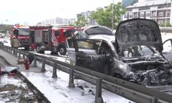 Üsküdar'da alev alev yanan SUV kullanılamaz hale geldi