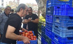 Antalya’da ilginç görüntüler! 4 ton domatesi vatandaşlara ücretsiz dağıttı