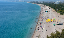 Antalya’da sıcaktan bunalanlar Konyaaltı Sahili’ne akın etti