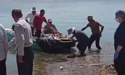 Siirt’te fenalaşan hasta tekneyle ambulansa ulaştırıldı