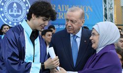 Cumhurbaşkanı Erdoğan, torunu Ömer Tayyip Erdoğan'a diplomasını verdi