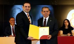 Galatasaray'da yeni yönetim mazbatalarını aldı