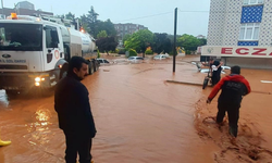 Kırşehir’de sağanak sele dönüştü: İş yerleri sular altında kaldı