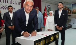 Bakan Ersoy'dan yeni evlenen çifte sürpriz