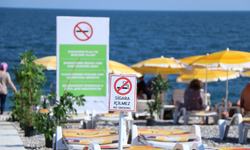 Turizm kenti Antalya'da "dumansız plajın" ilk tabelaları görüntülendi