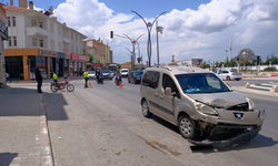Motosikletteki 2 kişinin ölümden döndüğü kaza kamerada