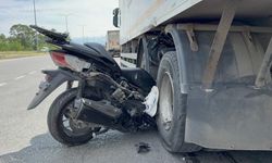 Samsun'da feci kaza! Motosiklet kamyonun tekerleri arasına ok gibi saplandı