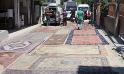 Yol yapılmayınca sokağa halı serdiler! Mahallelinin tepkisi gündem oldu