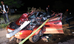 Tırın tamponu otomobile ok gibi saplandı: 1 ölü