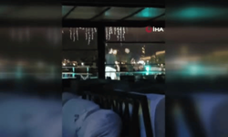 Bıçaklı kavgayı durdurmak için koltuk fırlattı! O anlar kamerada