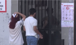 YKS’ye geç kalan 2 öğrenci demir kapıyı aştı, görevlileri aşamadı: O anlar kamerada...