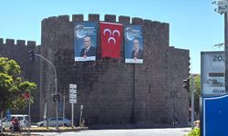 Diyarbakır surlarına Devlet Bahçeli pankartı asıldı! "Kardeşlik Kalbimizde, Gelecek Aklımızda"