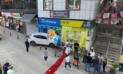 Kontrolden çıkan otomobil iş yerine daldı