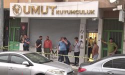 İstanbul'da güpegündüz kuyumcu soygunu: Motosikletli 2 şüpheli aranıyor