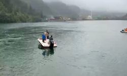 Uzungöl'e düşen çantayı kurtarmak için suya atlayan 2 Arap turistten 1'i kurtuldu, birisi kayıp