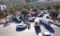 Çanakkale-İzmir karayolunda can pazarı: 4 aracın karıştığı kazada 4 kişi yaralandı