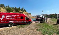Selfie çekerken sulama kanalına düştü, vatandaşlar kurtardı