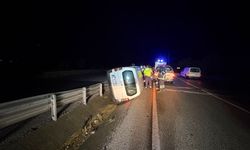 D100’de hafif ticari araç devrildi, sürücü kayıplara karıştı