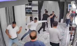 Sokak ortasında başlayan kavga işyerine taştı: Sopalar bıçaklılar havada uçuştu! O anlar kamerada