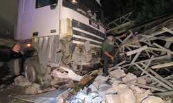 Refüjü Aşan Tır Depoya Daldı: Emniyet Kemeri Faciayı Önledi