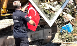 Türk Bayrağını Fark Etti, Kepçeyi Durdurdu: Duyarlı Hareket Takdir Topladı