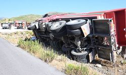 Antalya’da orman yangınına giden su ikmal aracı kaza yaptı