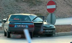 Kavşakta korkutan kaza! 4 kişiyi yaraladı, aracını bırakıp kaçtı