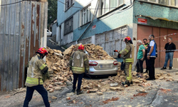 Beyoğlu'nda 2 katlı metruk bina çöktü